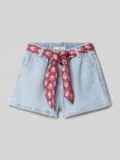 Mango Regular Fit Jeansshorts mit Bindegürtel Modell 'gala' in Hellbla...