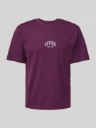 REVIEW T-Shirt mit Label-Print in Pflaume, Größe L