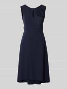 Vera Mont Knielanges Cocktailkleid mit Applikation in Marine, Größe 38