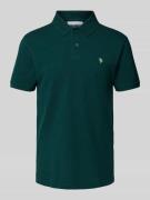 REVIEW Regular Fit Poloshirt mit Label-Stitching in Dunkelgruen, Größe...