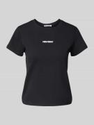 Review T-Shirt mit Label-Stitching und Rundhalsausschnitt in Black, Gr...