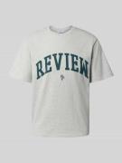 REVIEW T-Shirt mit Label-Print in Hellgrau Melange, Größe L