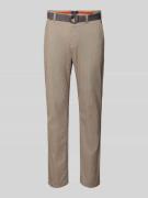 MCNEAL Slim Fit Hose mit Gürtel in Beige, Größe 102