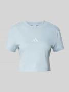 adidas Sportswear Cropped T-Shirt mit Label-Stitching in Hellblau, Grö...