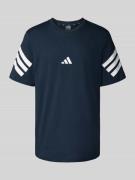adidas Sportswear T-Shirt mit Label-Print in Dunkelblau, Größe L