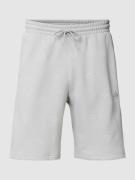 adidas Sportswear Shorts mit Allover-Label-Print in Hellgrau, Größe S