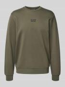 EA7 Emporio Armani Sweatshirt mit Label-Detail in Schlamm, Größe M