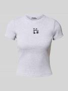 Review T-Shirt mit Motiv-Stitching und Rundhalsausschnitt in Hellgrau ...