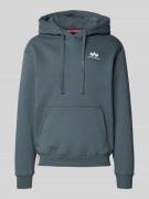 Alpha Industries Hoodie mit Logo und Känguru-Tasche in Hellblau, Größe...