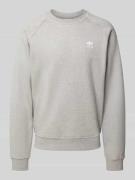 adidas Originals Sweatshirt mit Logo-Stitching in Hellgrau Melange, Gr...