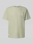 PUMA PERFORMANCE Relaxed Fit T-Shirt mit Brusttasche in Hellgruen, Grö...