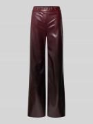 Marc Cain Wide Fit Stoffhose in Leder-Optik mit Ziernähten in Bordeaux...