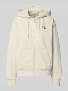 Calvin Klein Jeans Sweatjacke mit Label-Print in Ecru, Größe L