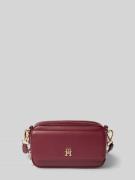 Tommy Hilfiger Umhängetasche mit Label-Applikation in Bordeaux, Größe ...