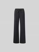 Juvia Wide Fit Sweatpants mit elastischem Bund in Black, Größe L