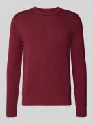 Tommy Jeans Slim Fit Pullover aus reiner Baumwolle in Bordeaux, Größe ...