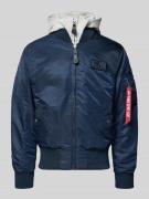 Alpha Industries Bomberjacke mit Kapuze und Label-Stitching in Blau, G...