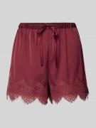 Jake*s Casual Relaxed Fit Pyjama-Hose mit Spitzenbesatz in Bordeaux, G...