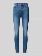 Calvin Klein Jeans Skinny Fit High Rise Jeans mit Label-Detail in Dunk...
