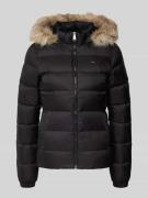 Tommy Jeans Slim Fit Daunenjacke mit Stehkragen in Black, Größe L