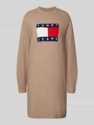 Tommy Jeans Relaxed Fit Strickkleid mit Woll-Anteil in Camel, Größe S