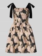 Lipsy Regular Fit Abendkleid mit floralem Allover-Stitching in Gold, G...