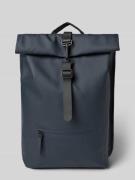 RAINS Rolltop-Rucksack mit verstellbaren Schulterriemen in Marine, Grö...