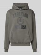 KARL KANI Hoodie mit Label-Print und Känguru-Tasche in Anthrazit, Größ...