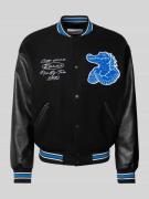 REVIEW Collegejacke mit Label-Stitching in Black, Größe M