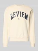 REVIEW Rundhalssweat mit Varsiety Embleme in Ecru, Größe L