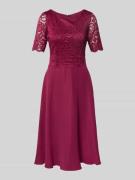 Vera Mont Knielanges Cocktailkleid mit Spitze in Bordeaux, Größe 38