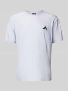 adidas Training T-Shirt mit Label-Print in Mittelgrau, Größe L