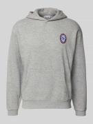 REVIEW Hoodie mit Label-Print in Hellgrau Melange, Größe L