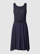 V.M. Knielanges Cocktailkleid mit Spitzenbesatz in Dunkelblau, Größe 3...