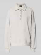 Gina Tricot Sweatshirt mit Polokragen und Knopfleiste in Mittelgrau Me...
