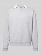REVIEW Sweatshirt mit Kontrastkragen und Brusttasche mit Logo-Besticku...