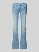 Gina Tricot Flared Fit Jeans im Used-Look in Hellblau, Größe 34