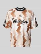 adidas Sportswear Regular Fit T-Shirt mit Allover-Muster in Beige, Grö...