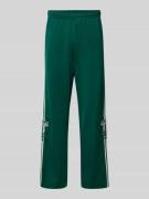 adidas Originals Sweatpants mit elastischem Bund in Dunkelgruen, Größe...