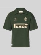 ANOTHER COTTON LAB Wide Fit Poloshirt mit Label-Print in Oliv, Größe L
