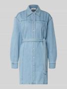 mbyM Knielanges Jeanskleid mit Bindegürtel Modell 'Kimmia' in Hellblau...