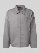 Carhartt Work In Progress Jacke mit Label-Stitching in Stein, Größe XL