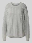 REVIEW Strickpullover mit Zopfmuster und Rundhalsausschnitt in Hellgra...