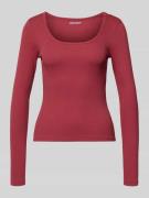 REVIEW Slim Fit Longsleeve mit tiefen Rundhalsausschnitt in Kirsche, G...