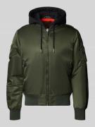 Superdry Bomberjacke mit Kapuze und Reißverschlusstaschen in Oliv, Grö...