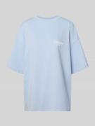 Karo Kauer Oversized T-Shirt mit rückseitigem Statement-Print in Hellb...