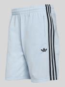 adidas Originals Trainingsshorts mit Logo-Detail in Hellblau, Größe L