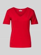 Tommy Hilfiger Slim Fit T-Shirt mit V-Ausschnitt Modell 'CODY' in Rot,...