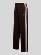 adidas Originals Regular Fit Trainingshose mit Logo-Details in Schoko,...