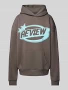 REVIEW Hoodie mit Label-Print in Dunkelgrau, Größe S